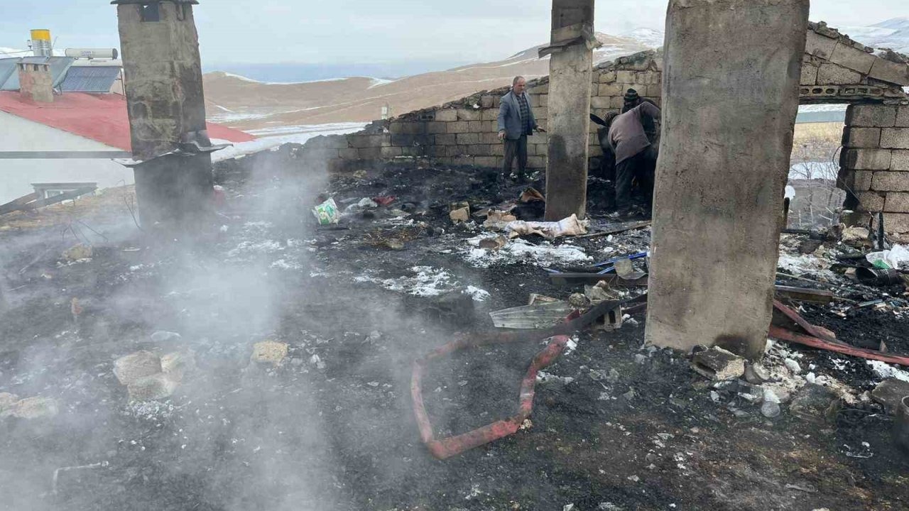 Van Çatak’ta Çatı Yangını: 2 Kişi Dumandan Etkilendi