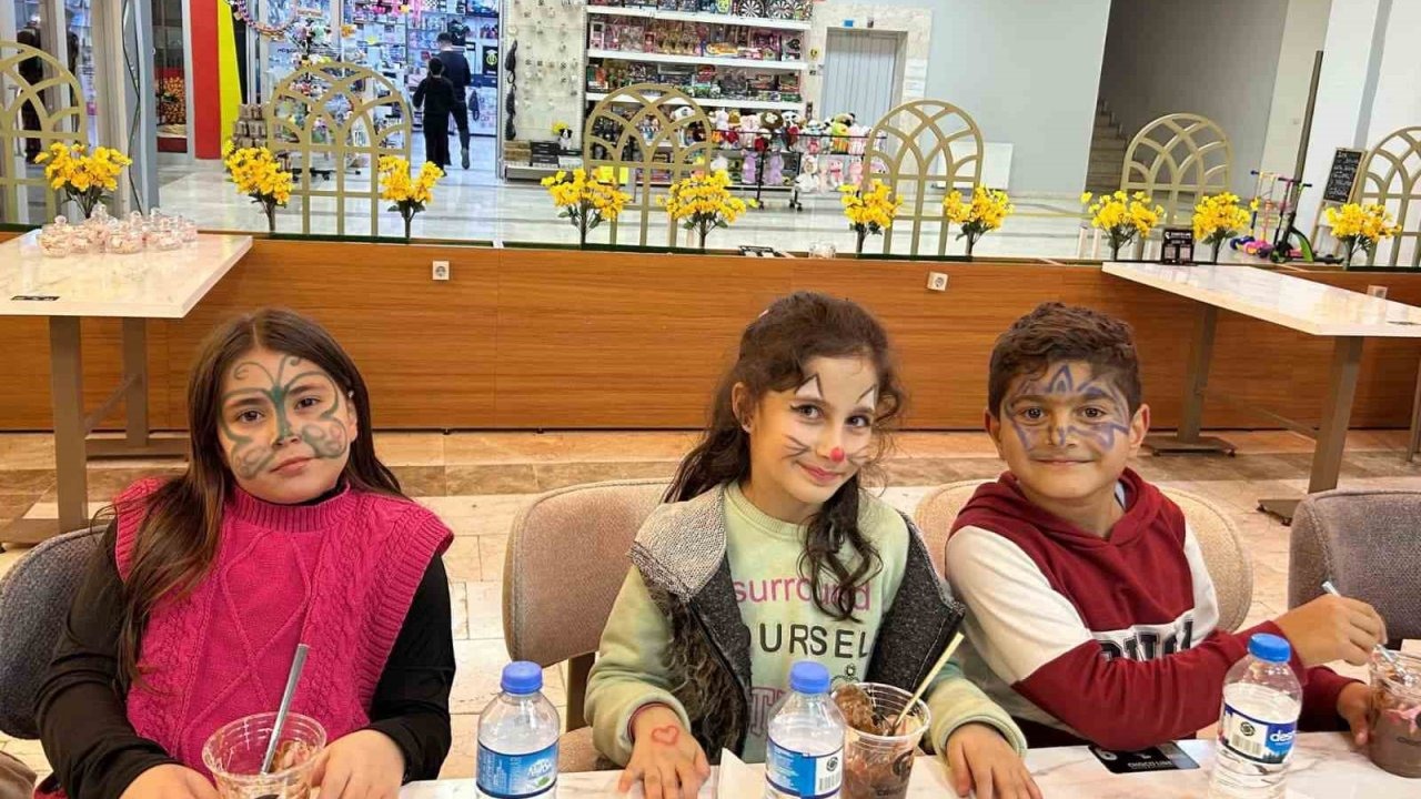 Van Devlet Tiyatrosu&#039;nun &quot;Toti ile Poti&quot; Oyunu Patnoslu Öğrencilerle Buluştu