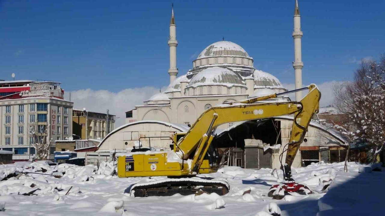 Van Mısır Çarşısı’nda Yeni Dönem: 27 Yıllık Yapı Yerini Modern Arastaya Bırakıyor
