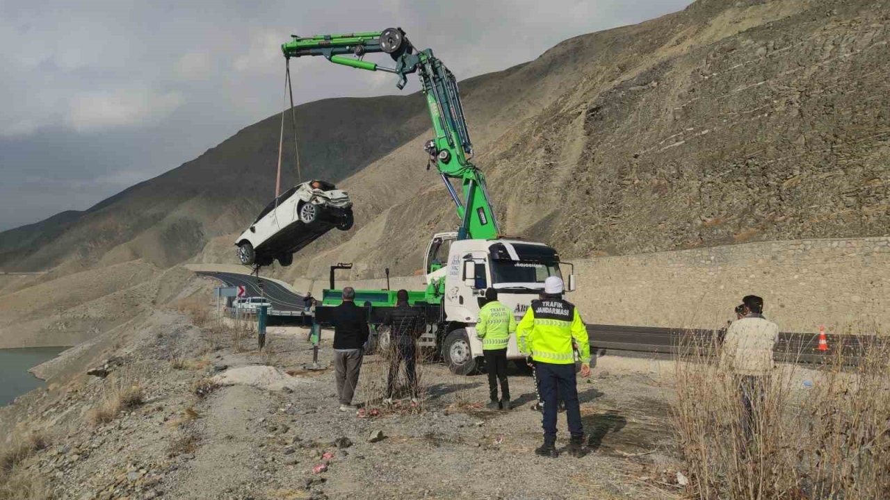 Van’da Baraj Gölüne Uçan Otomobil Güçlükle Çıkarıldı: 3 Genç Hayatını Kaybetti