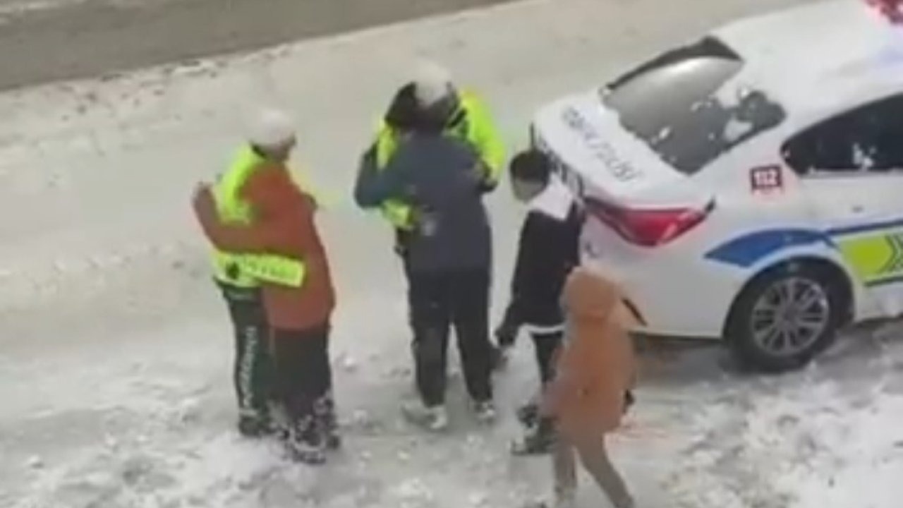 Van’da İç Isıtan Manzara: Trafik Polislerinden Çocuklarla Kartopu Mesaisi