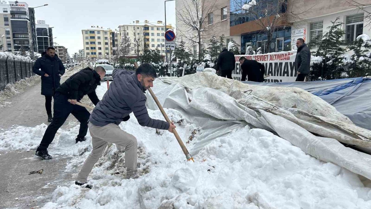 Van’da İşçi Direnişine Kar Engeli: Eylem Çadırı Çöktü