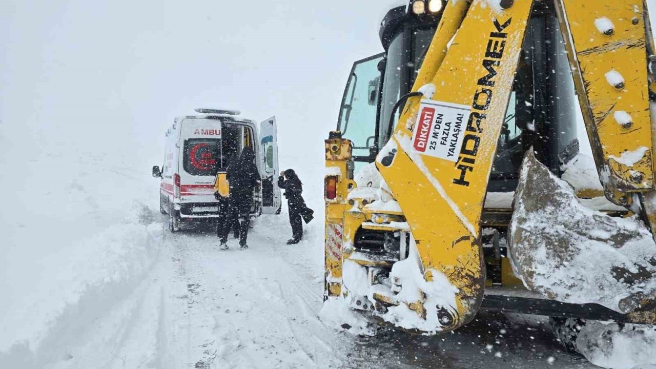 Van’da Kar Seferberliği: Hasta Kepçeyle Ambulansa Taşındı
