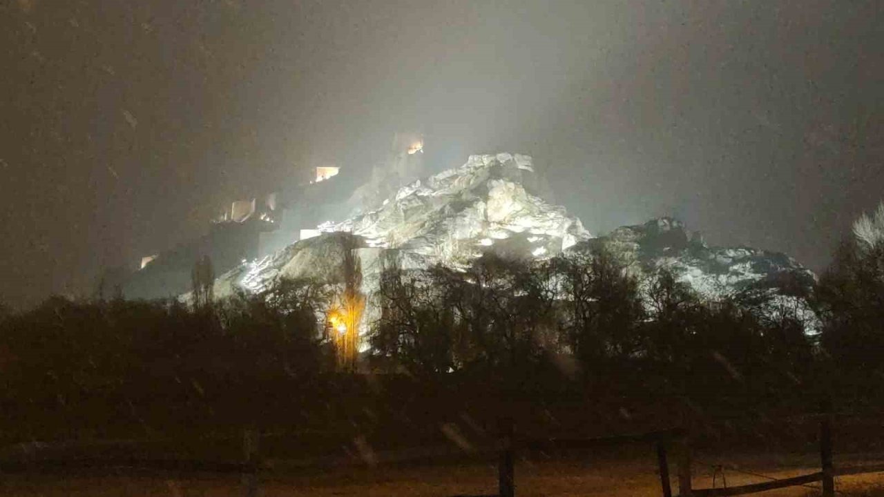 Van’da Kar Yağışı Etkisini Gösterdi: Kent Beyaza Büründü