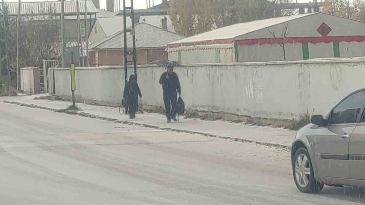 Van’da Kısa Süreli Dolu Yağışı Hayatı Olumsuz Etkiledi