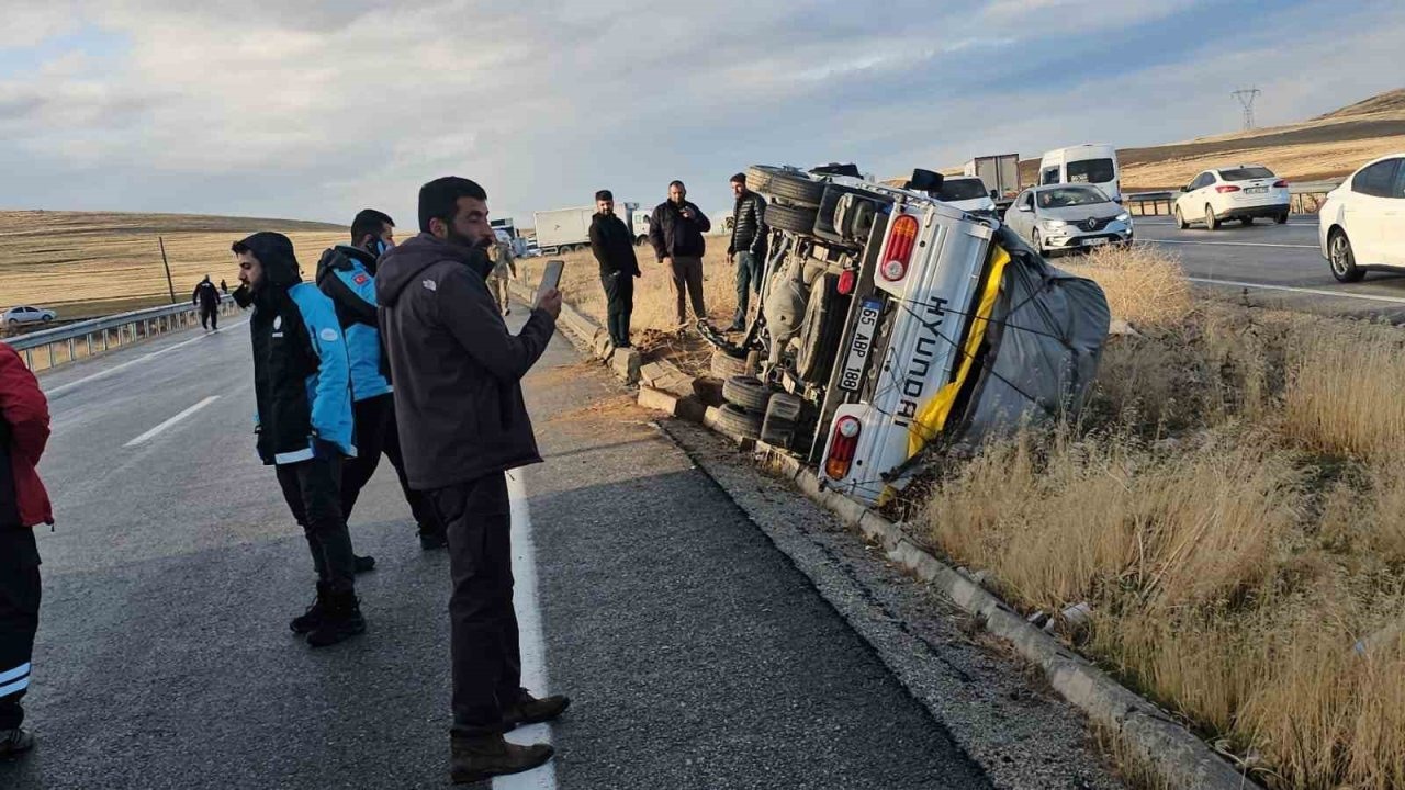 Van&#039;da Zincirleme Kaza: Sis ve Buzlanma Nedeniyle 6 Araç Çarpıştı