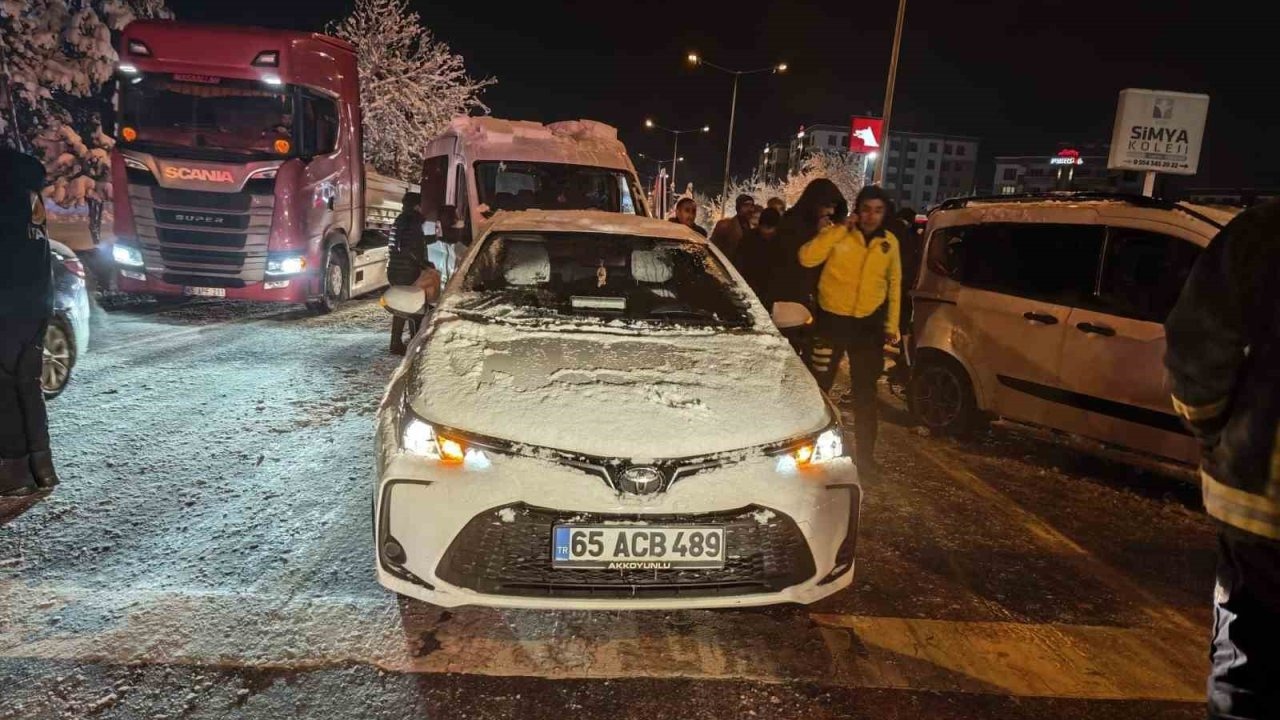 Van’da Zincirleme Trafik Kazası: 4 Kişi Yaralandı