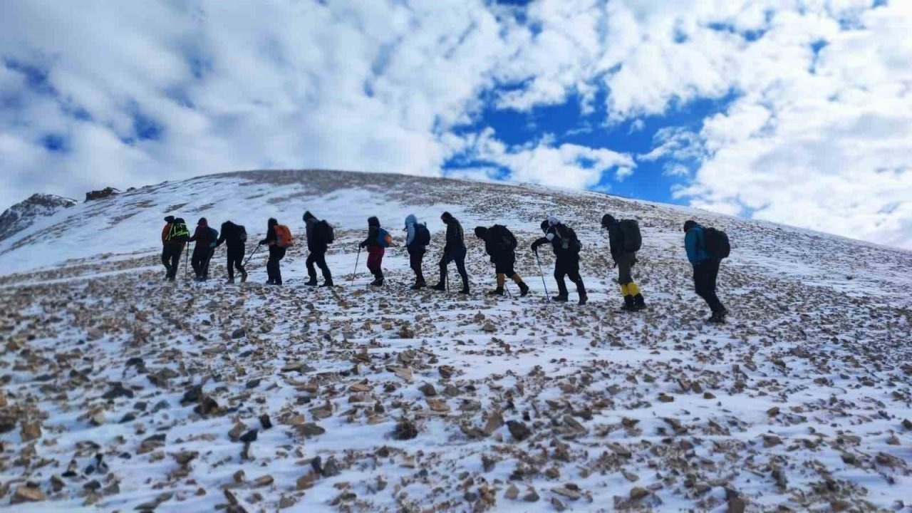 Vanlı Doğaseverler, 3 Bin 395 Rakımlı Vavira (Çeper) Dağı&#039;na Zirve Yaptı
