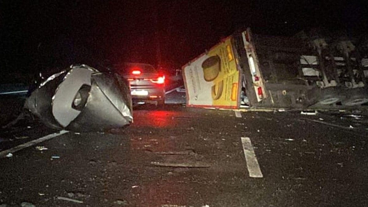 Yaban hayvanı kazaya yol açtı: Devrilen tırın üzerindeki demir plaka başka bir tıra çarptı