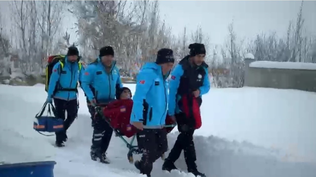 Yüksekova’da kar esaretinde zamanla yarış: 76 yaşındaki KOAH hastası için seferber oldular