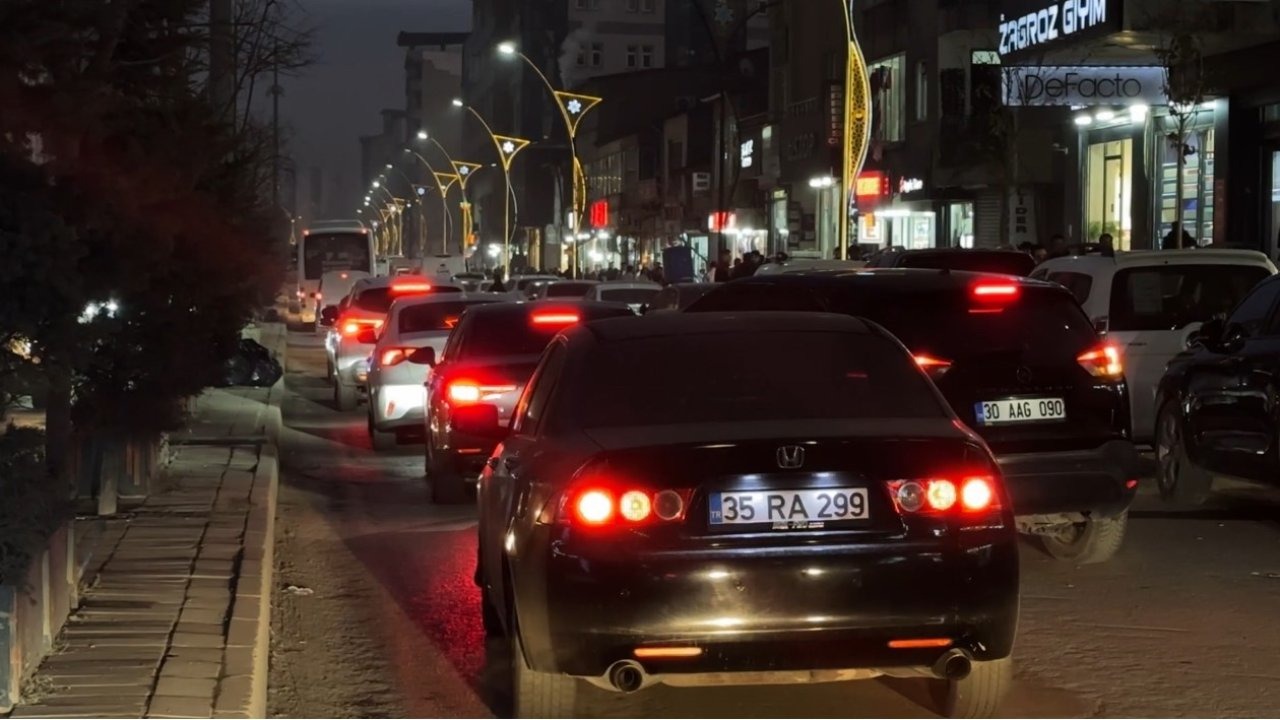 Yüksekova’da trafik çileye döndü