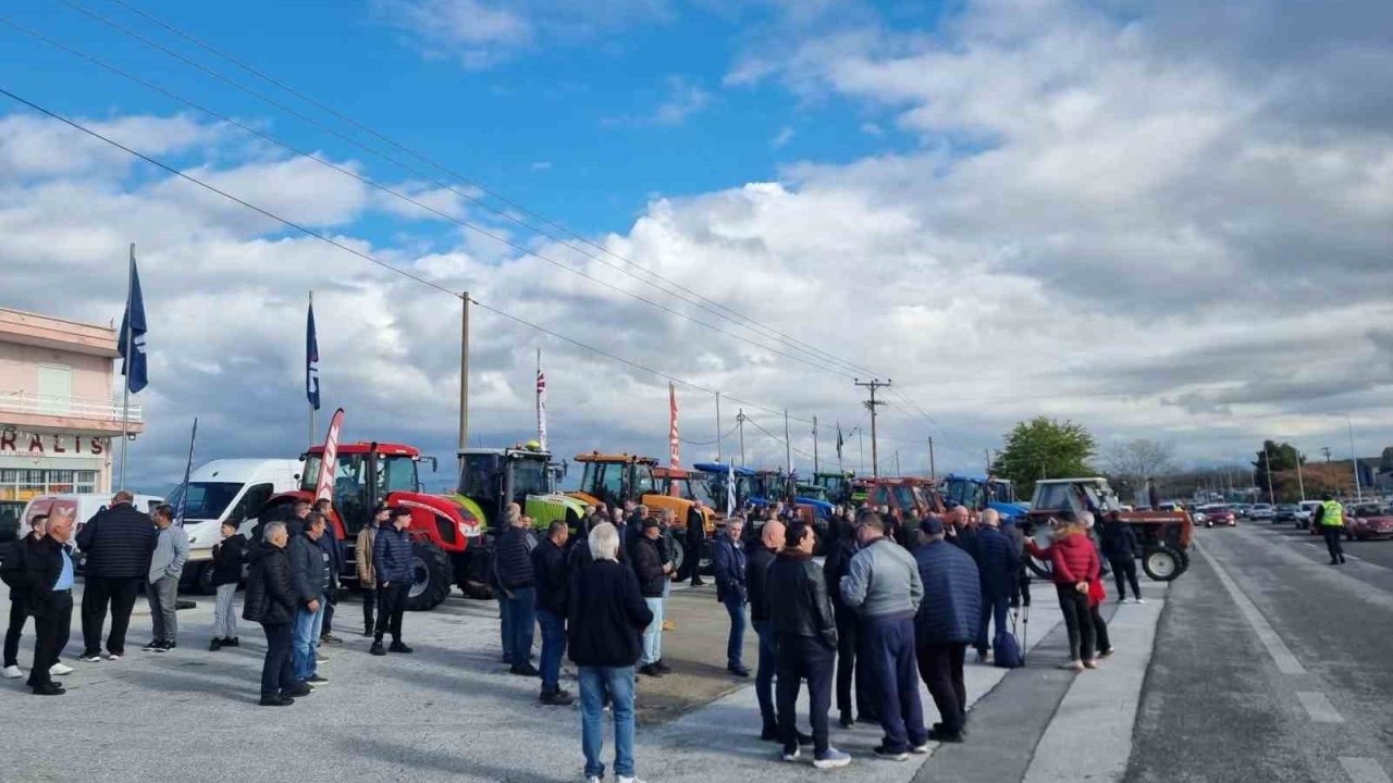 Yunanistan’da çiftçiler yol kapattı, polisle gerilim arttı