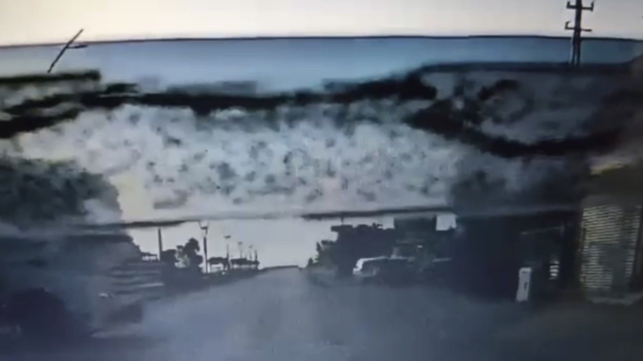 18 kişinin yaralandığı kazada yolcu minibüsünün devrildiği anlar kamerada