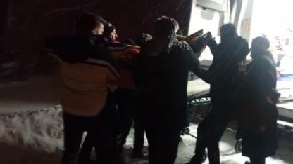 Ağrı'da kapalı köy yolu açıldı, 72 yaşındaki hasta hastaneye ulaştırıldı