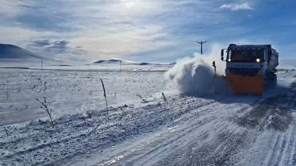 Kars'ta Kar Esareti: 200 Köy Yolu Ulaşıma Kapandı