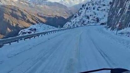 İspir-Yusufeli Yolunda Buz Tehlikesi: Sürücüler "Buz Pisti"ne Dönen Yolda Mahsur kaldı