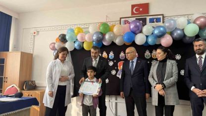 Bakan Yusuf Tekin Ağrı’da Öğrencilerin Karne Heyecanına Ortak Oldu