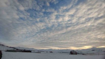 Van’da Gökyüzü Tuvale Döndü: Karlı Dağlar Üzerinde Pamuk Bulutlar