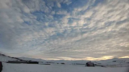 Van’da Gökyüzü Tuvale Döndü: Karlı Dağlar Üzerinde Pamuk Bulutlar