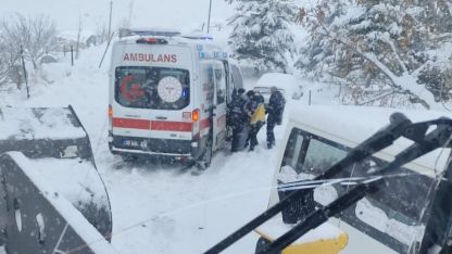 Hakkari’de yolda kalan ambulansın imdadına ekipler yetişti