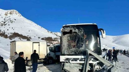 Tutak’ta Otobüs ve Kamyonet Çarpıştı: Çok Sayıda Yaralı Var