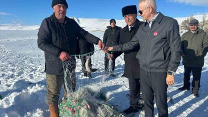 Çıldır Gölü’nde Festival Hazırlığı: Kristal Buz Üzerinde Balık Ağı Çekildi