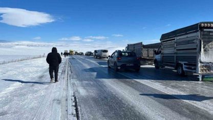 Kars-Ardahan Yolunda Buz Esareti! Yüzlerce Araç Mahsur, Vatandaş İsyan Etti