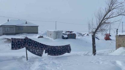 Patnos'ta Kar Esareti: Köyler Kara Gömüldü, Kar Kalınlığı 2 Metreyi Buldu!
