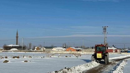 Kars’ta Gönülleri Isıtan Hareket: Mezarlık Yolunu Traktörüyle Açtı