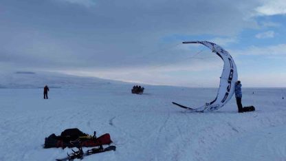 Çıldır Gölü’nde Adrenalin Dolu Dakikalar: Buz Üstünde Paraşüt Keyfi