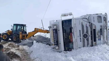 Muradiye’de Gizli Buzlanma Kazaya Yol Açtı: Tır Devrildi