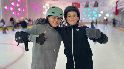 Edremit’te Paten Keyfi: Yarıyıl Tatilinin Gözdesi Buz Pisti Oldu