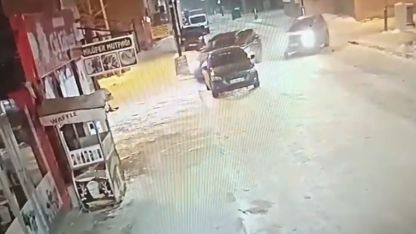 Ardahan’da Buzlanma Kazaya Neden Oldu: Otomobil İş Yerine Daldı