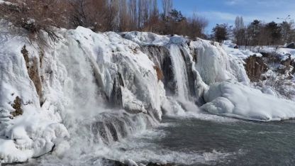 Muradiye Şelalesi Beyaz Gelinliğini Giydi: Donan Sular Görsel Şölen Sunuyor