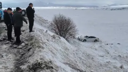 Sarıkamış’ta Buzlanma Kazası: Şarampole Uçan Otomobilde 1 Kişi Yaralandı
