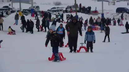 Van’da Tatilin Son Gününde Kar Keyfi: Abalı Kayak Merkezi Ziyaretçi Akınına Uğradı