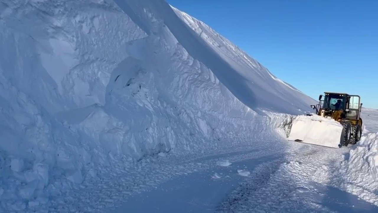 8 Saatlik Operasyonla 3 Metrelik Kar Aşıldı