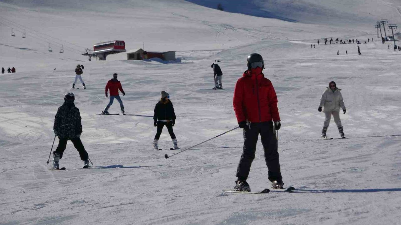 Abalı Kayak Merkezi Kar Yağışıyla Şenlendi: Yarıyıl Tatilinde Yoğun İlgi