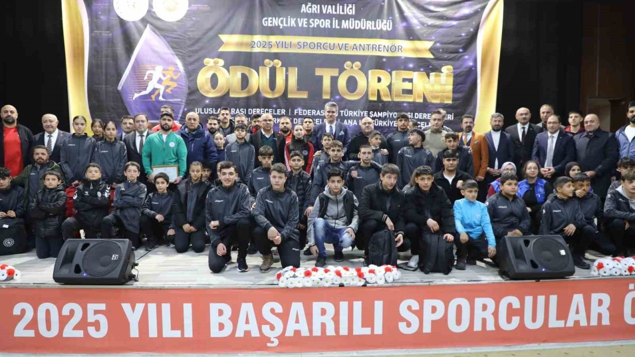 Ağrı’da Başarı Ödüllendirildi: 2025 Yılının Yıldız Sporcuları ve Antrenörleri Bir Araya Geldi