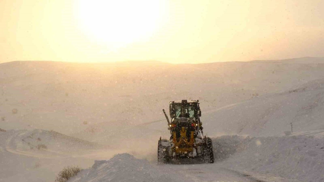 Ağrı’da Kapalı Köy Yolları İçin Gece Gündüz Mesaisi