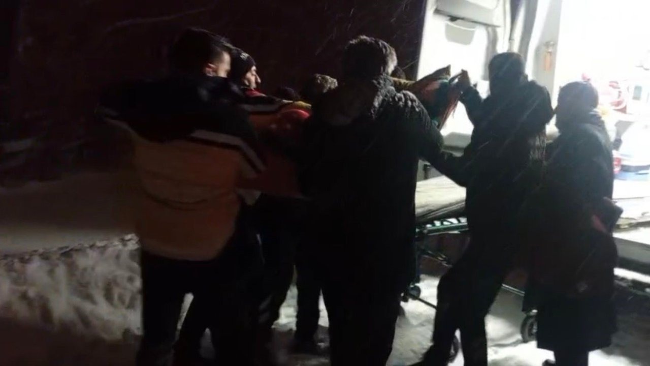 Ağrı'da kapalı köy yolu açıldı, 72 yaşındaki hasta hastaneye ulaştırıldı