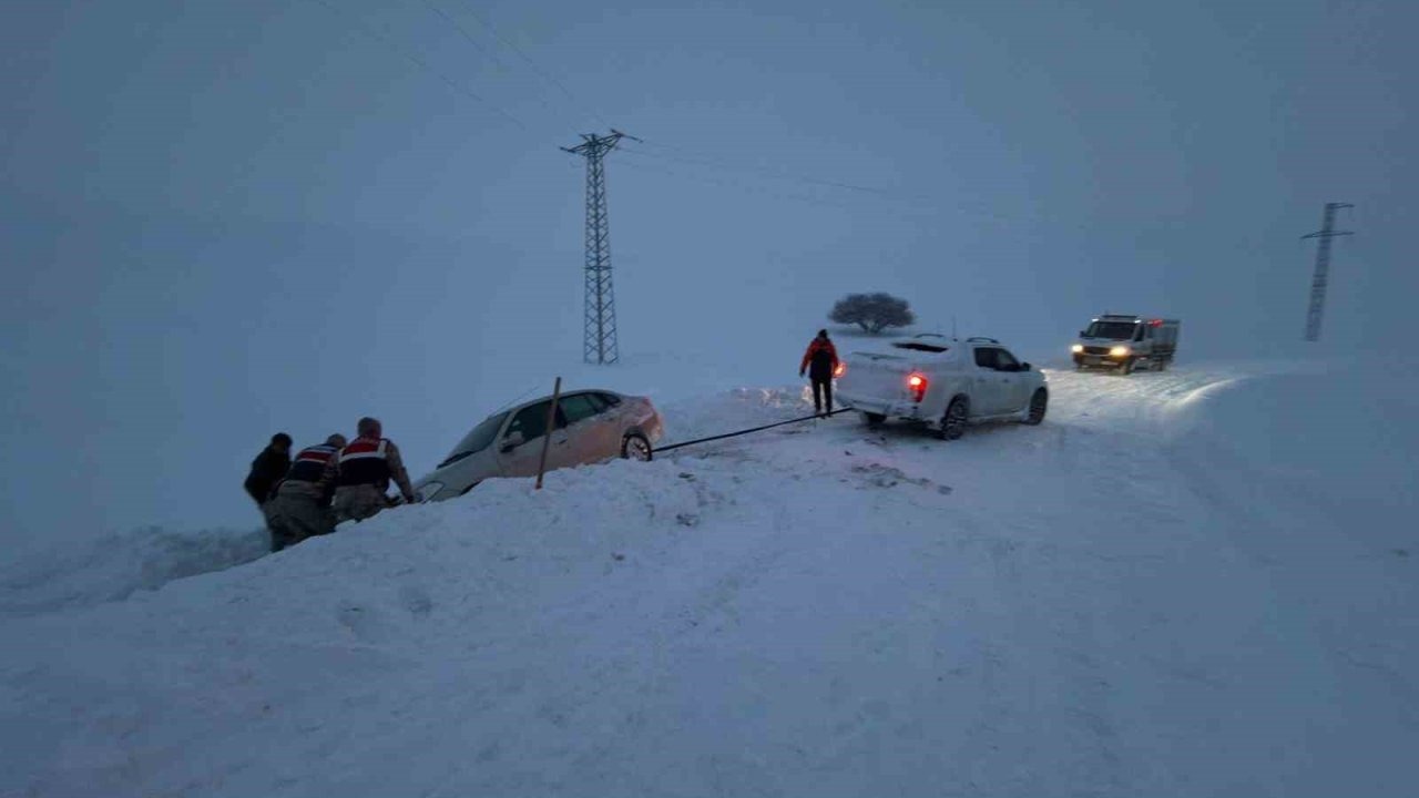 Ağrı’da Kar Esareti: Mahsur Kalan Vatandaşlar İçin Ekipler Seferber Oldu