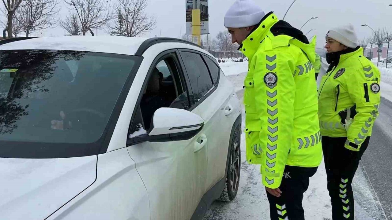 Ağrı'da Kış Mesaisi: Emniyet Ekiplerinden Sürücülere Sıkı Denetim