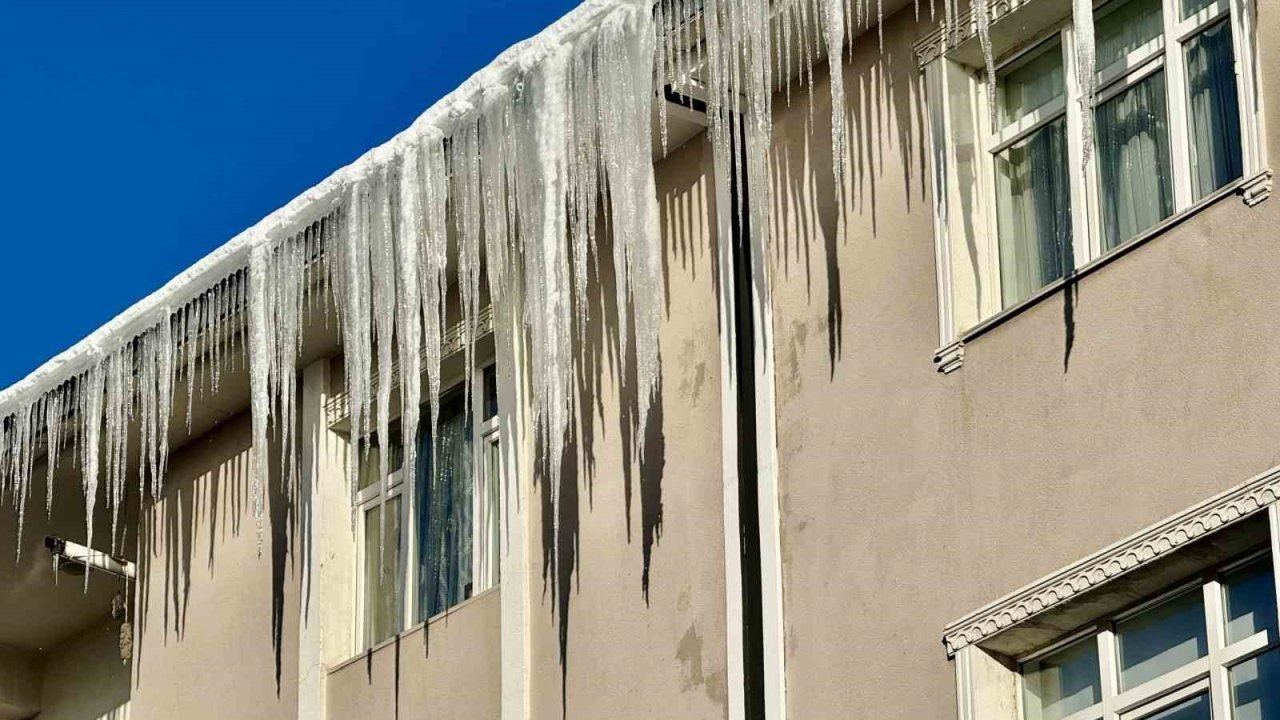 Ağrı’da Termometreler Eksi 20’yi Gördü: Metrelerce Uzunluktaki Buzlar Tehlike Saçıyor