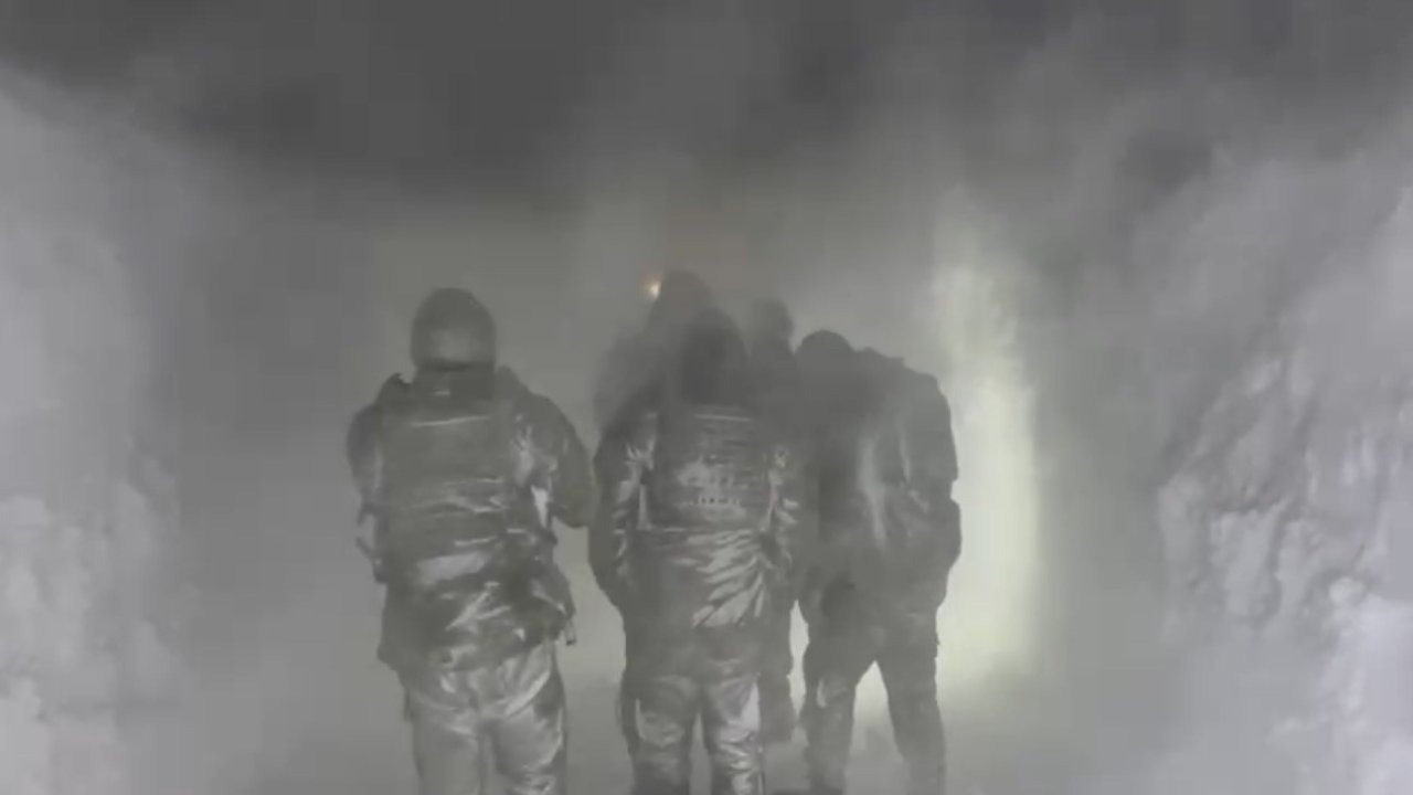 Ağrı'da Tipi Nedeniyle Mahsur Kalan İki Kişi Kurtarıldı