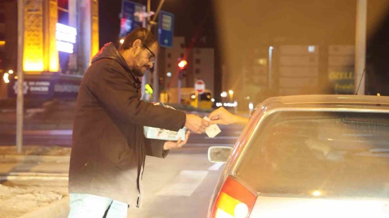 Aksaray’da karayolundaki kavşakta mendil satarak kazanç sağlıyor