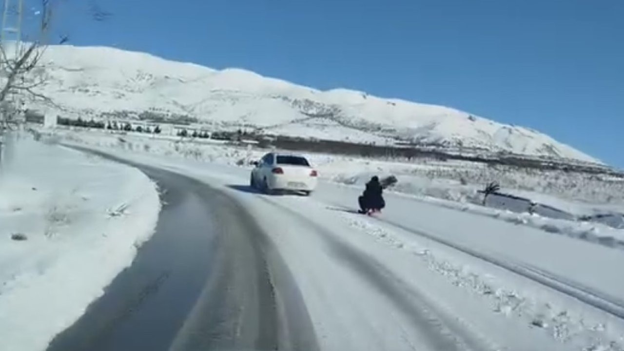 Araca bağladığı kızağı metrelerce çekti