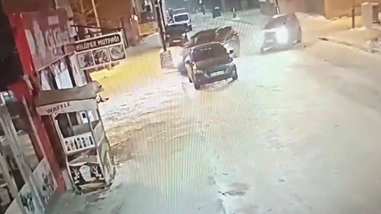 Ardahan’da Buzlanma Kazaya Neden Oldu: Otomobil İş Yerine Daldı