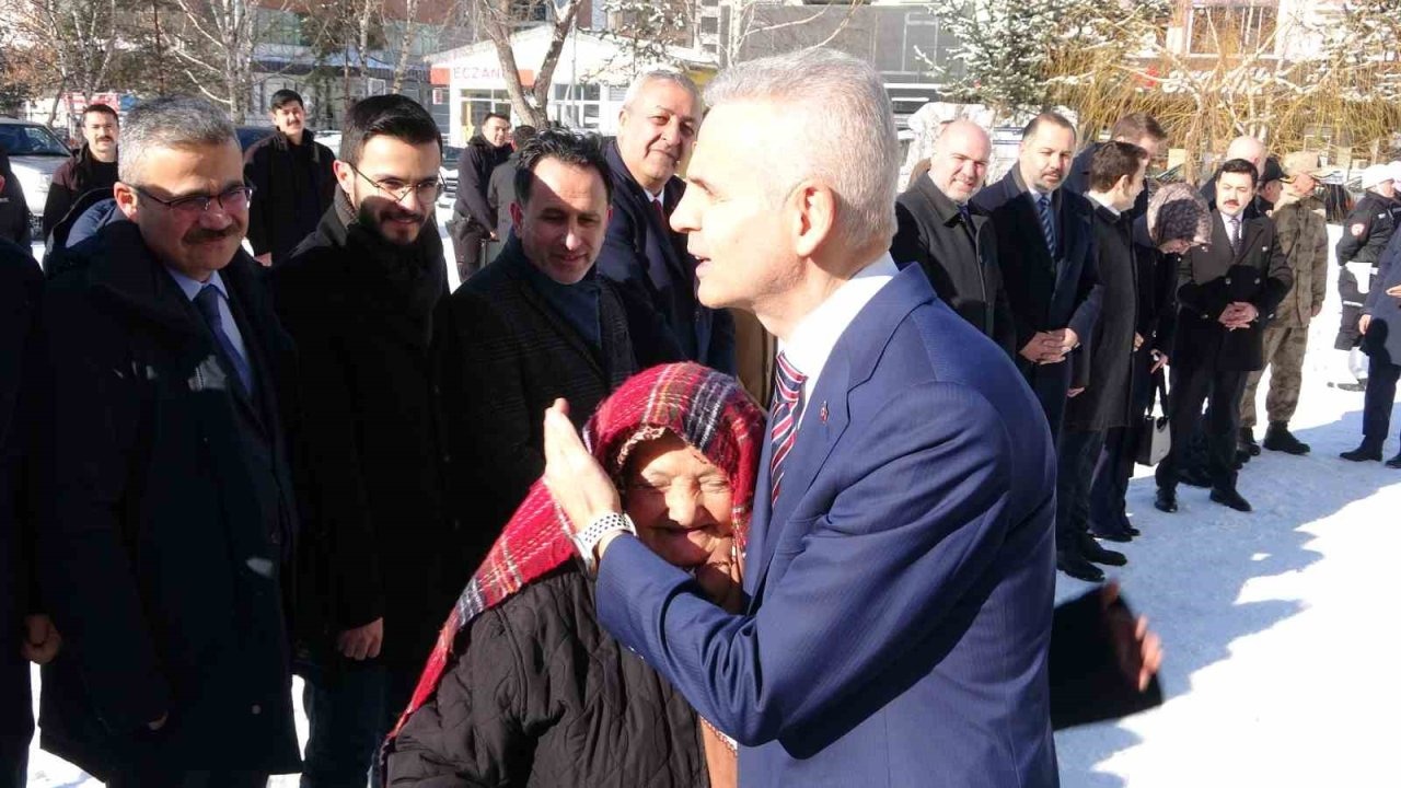 Ardahan'da Çiçekli Dönemi Başladı: Vali Mehmet Fatih Çiçekli Görevine Atıldı