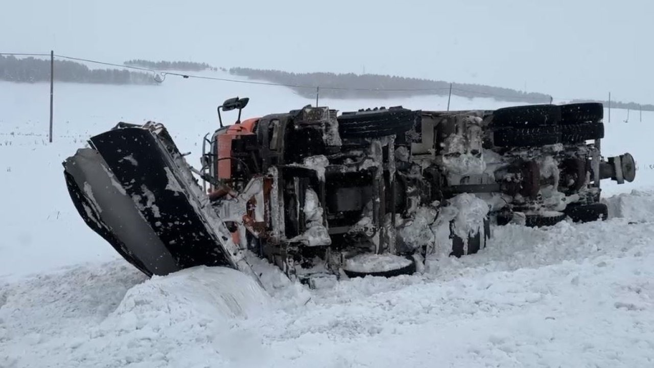 Ardahan’da Kar Küreme Aracı Devrildi: Ulaşımda Aksama Yaşandı